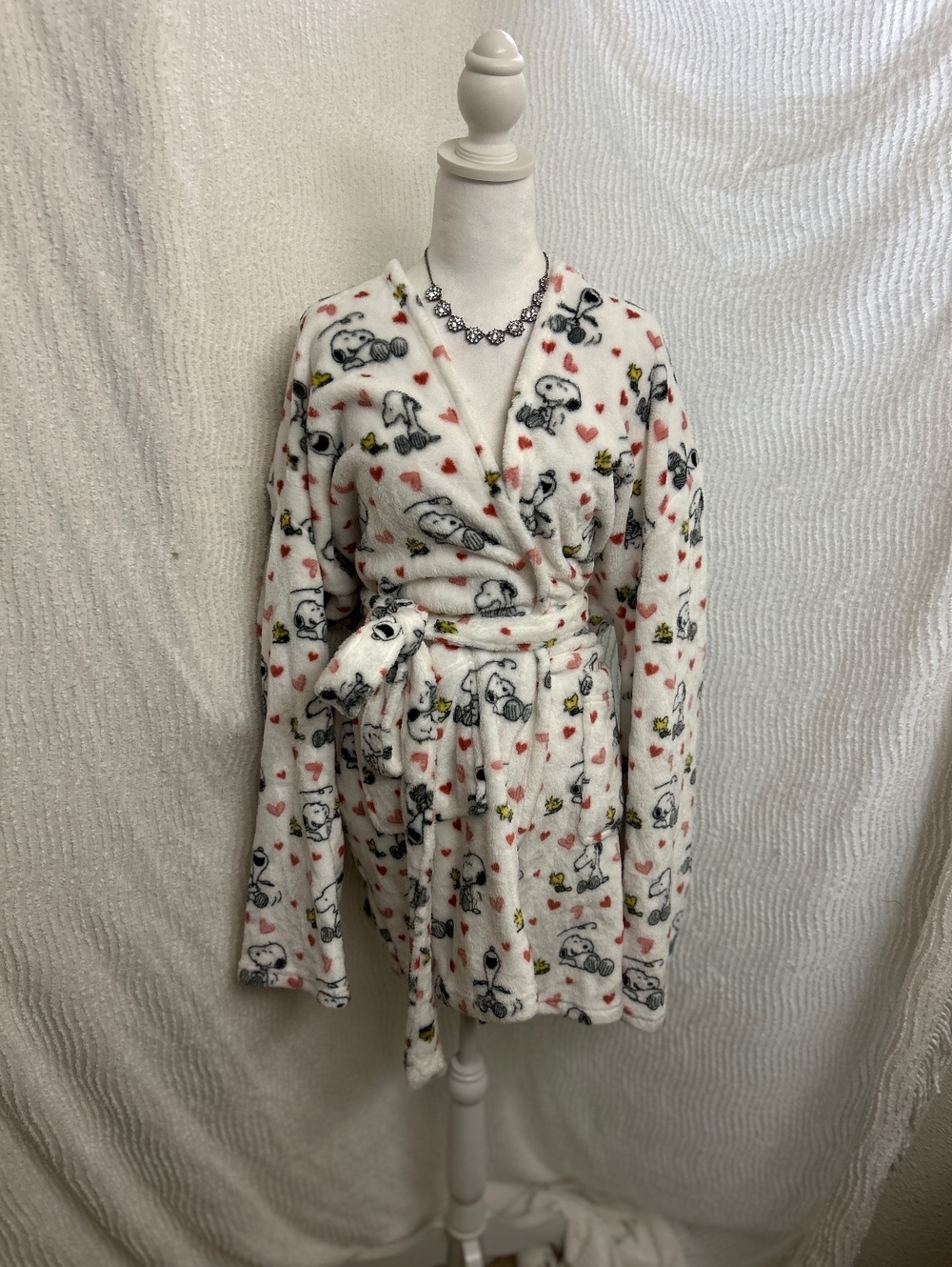 Peanuts Snoopy Robe L XL NWT White Red Hearts Fuzzy Plush Valentine Cozy